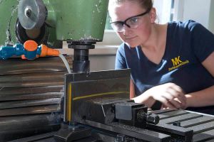 Grundlagen erlernen an manuellen Fräsmaschinen