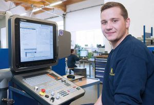 Progammieren der CNC-Steuerungen ist eine wichtige Grundlage für den Beruf