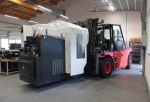 Die Agie Charmilles VCP 800 5-Achs-Fräsmaschine wird an ihren Platz gefahren.